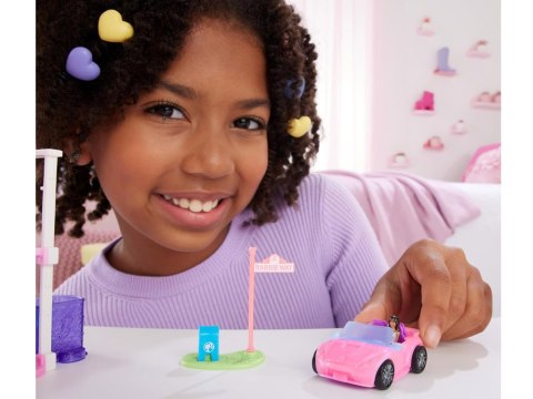 Mattel Mini Barbie Land Lalka kierowca pojazdu + autko kabriolet F