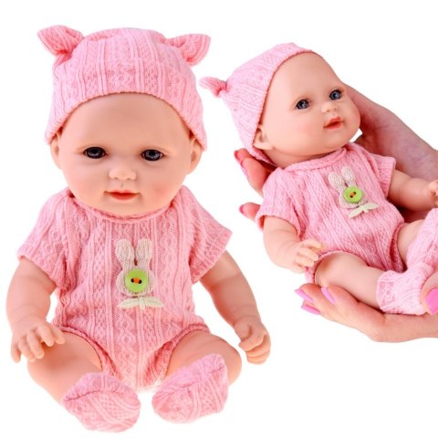 Urocza lalka BOBAS 26 cm - lekka i ruchoma w śpioszkach z czapeczką