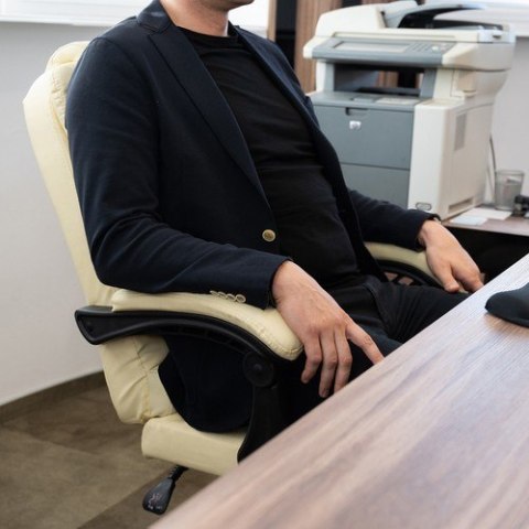 Fotel biurowy z podnóżkiem- beżowy Malatec 23287