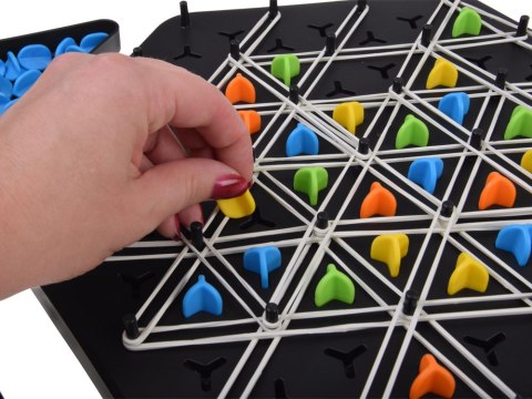 Gra strategiczna Szachy łańcuchowe - zajmij jak najwięcej trójkątów!