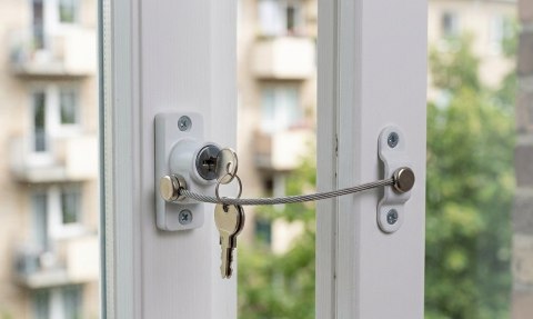 Zabezpieczenie okna blokada uchylenia na kluczyk