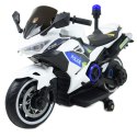 Motor policyjny z świecącym kogutem i syreną/A706-2