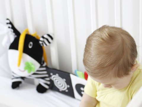 Krówka Kontrastowa Książeczka sensoryczna i osłona łóżeczka ZA6648