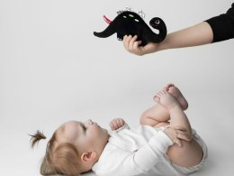 Mom's Care Dinozaur szeleszący kontrastowy dla niemowlaka ZA6646