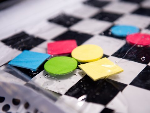 Mata wodna nadmuchiwana kontrastowa czarno-biała szachownica 65cmx50cm