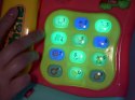 Kolorowy grający telefon z przyciskami gra melodie świeci ZA4625