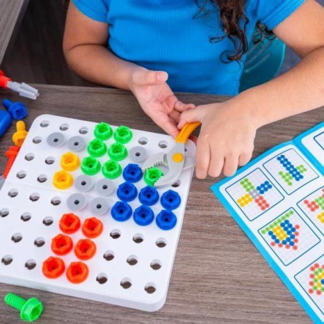 Skrzynka z narzędziami i wkrętarką, zestaw do